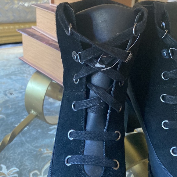 Woman lace up uggs boots - Picture 10 of 17